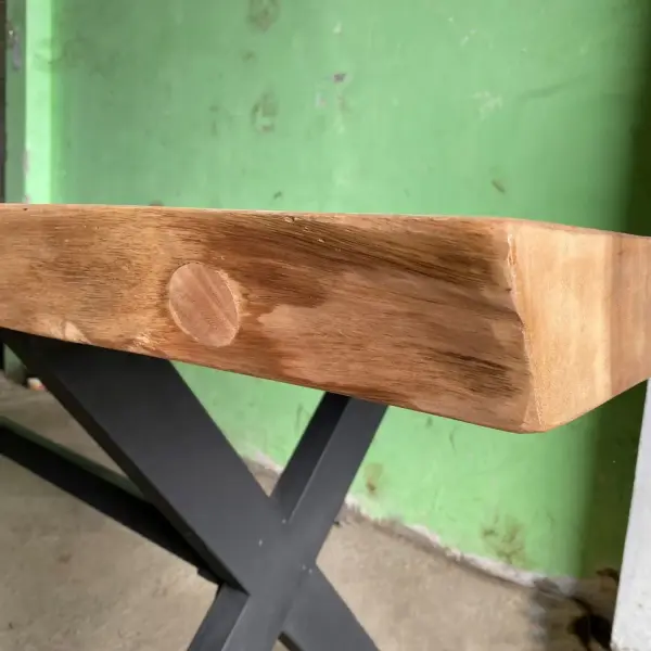 Artikelbild 8 des Artikels “Naturholz Tisch suar mit Metallbeinen X-Stil, 314cm Länge, 107cm Breite, 83,5 cm Höhe. Tischplatte 7cm Dicke “